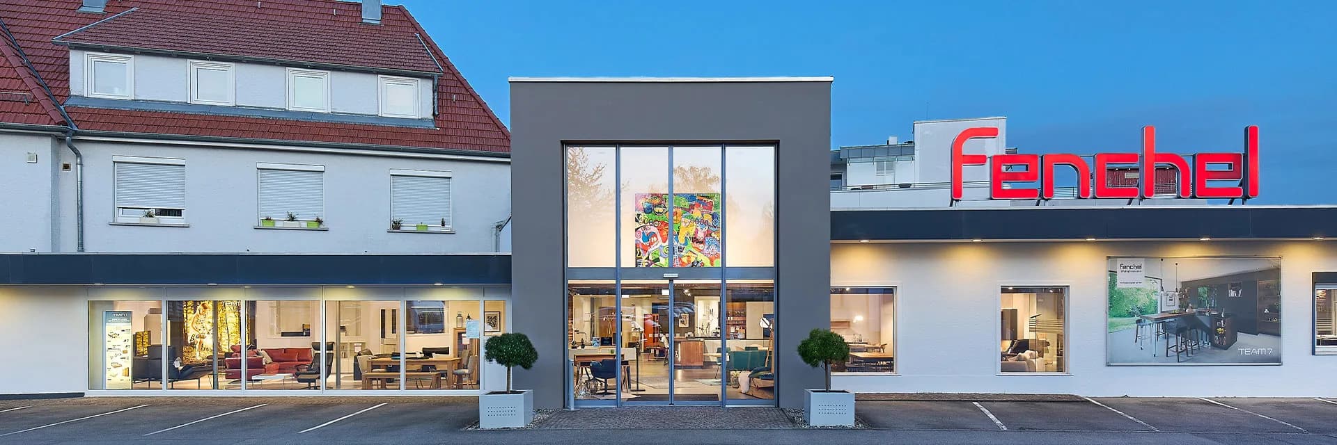 Das Fenchel Möbelhaus in Altenriet bei Abenddämmerung